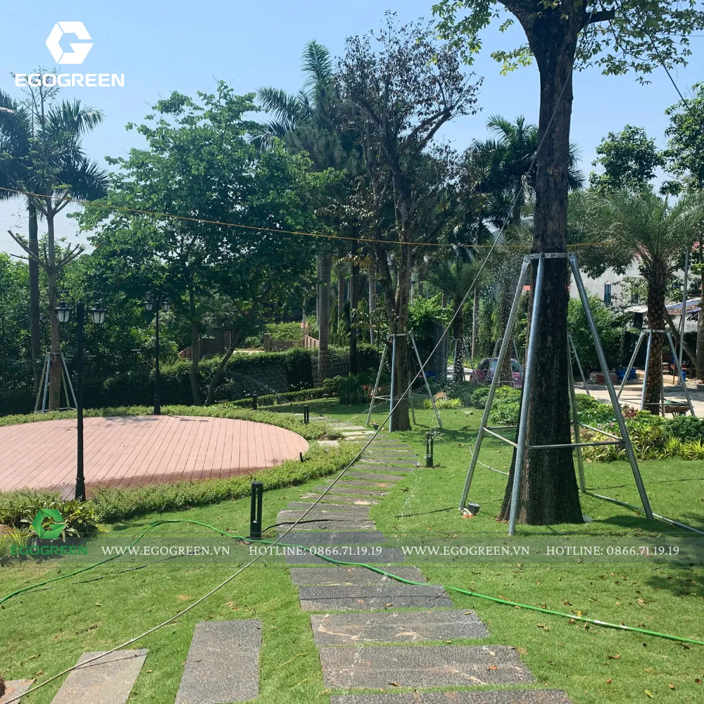 Hệ thống đèn chiếu sáng giúp sân vườn lung linh vào ban đêm cùng các bậc sân bằng chất liệu chống trơn trượt đảm bảo an toàn cho gia chủ.